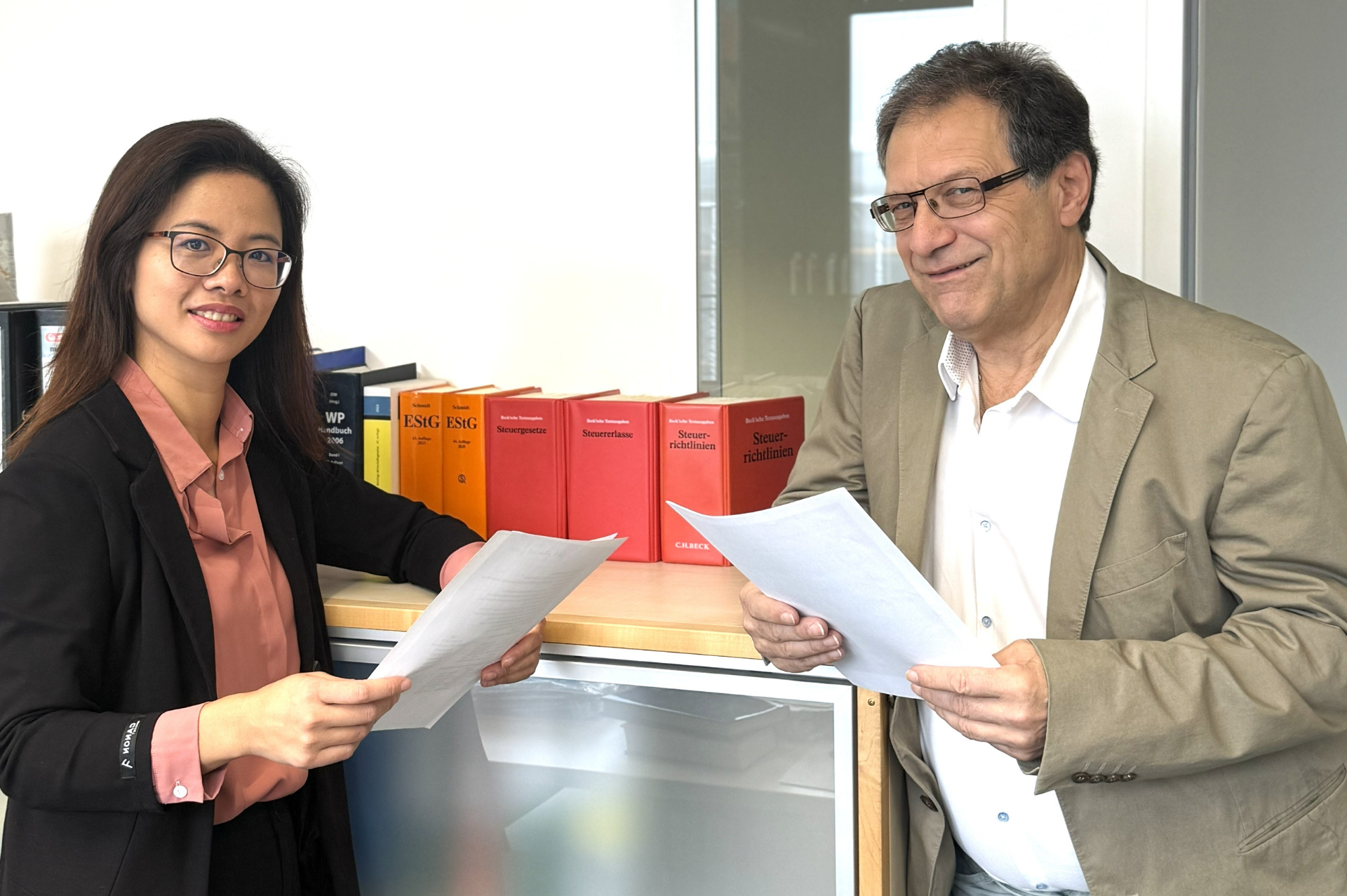 Vohberger & Thon Steuerkanzlei Stellenabgebot mit Meetingraum