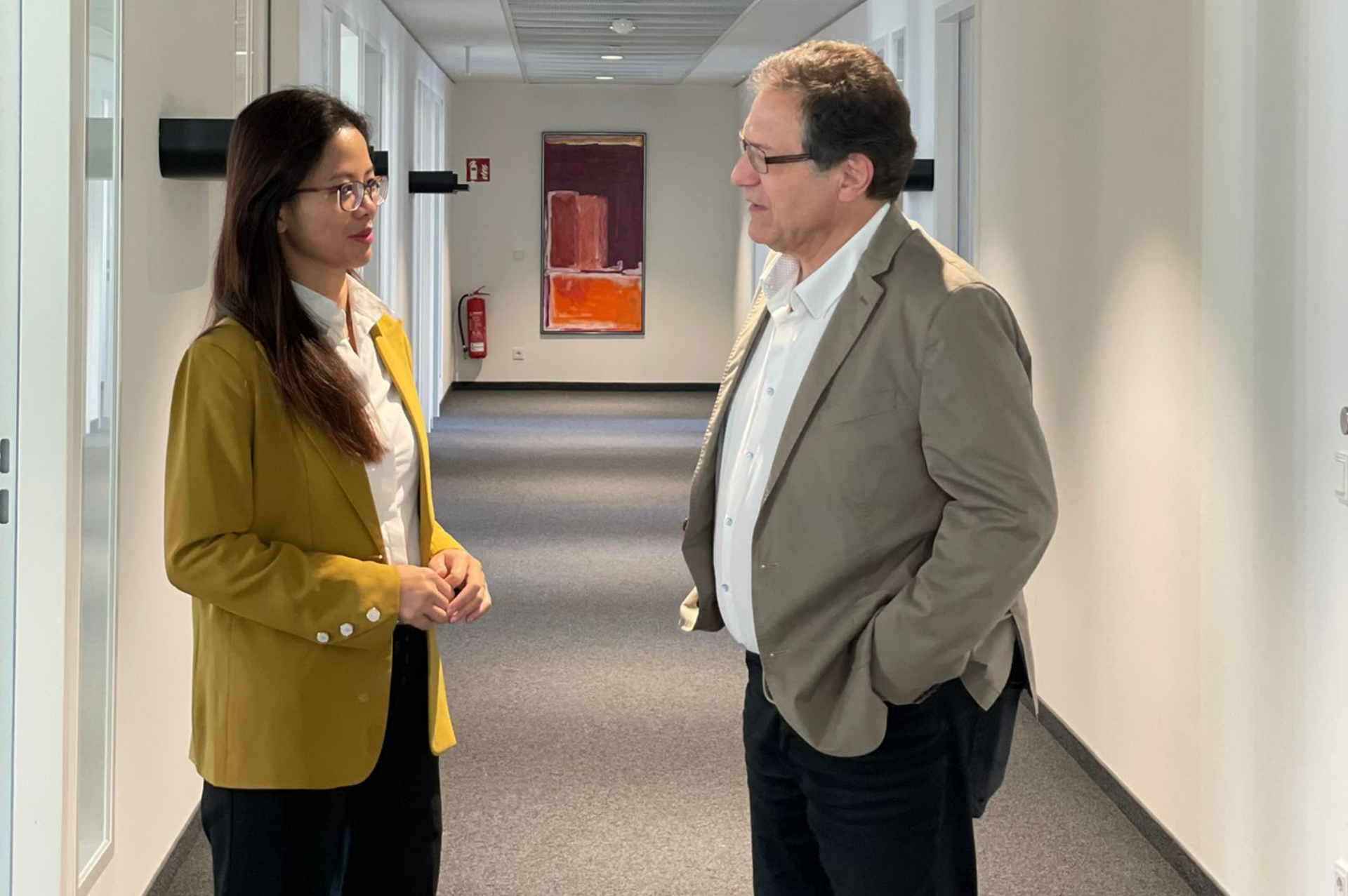 Vohberger & Thon Steuerkanzlei Besprechungsraum mit Mitarbeitern beim Stellenangebot